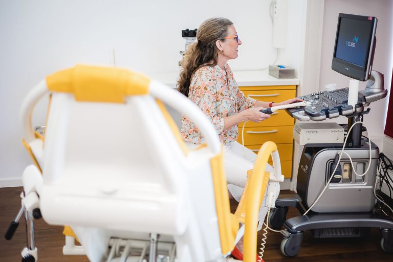 Frauenärztin Dr. Petra Cassel bereitet eine Ultraschalluntersuchung vor